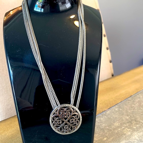 Jewelry - Silver pendant necklace